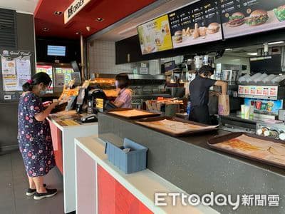 麦当劳「送餐到桌」传下周取消 网秒支持:自己拿就好